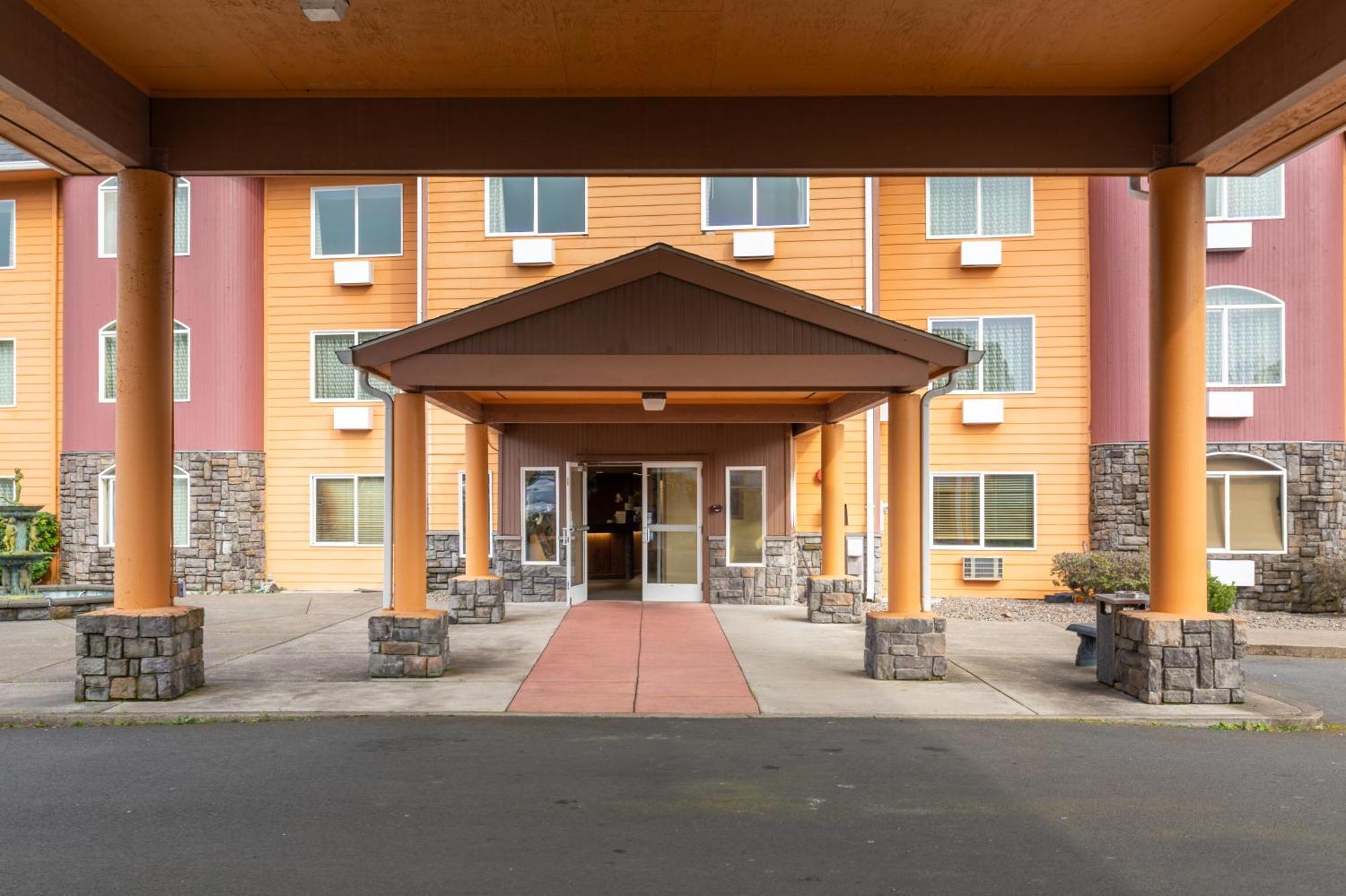 Palace Inn & Suites Lincoln City Exterior photo
