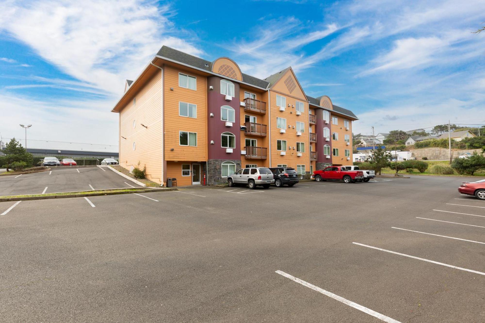 Palace Inn & Suites Lincoln City Exterior photo